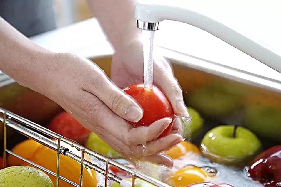 washing vegetables and fruits to prevent infestation by worms