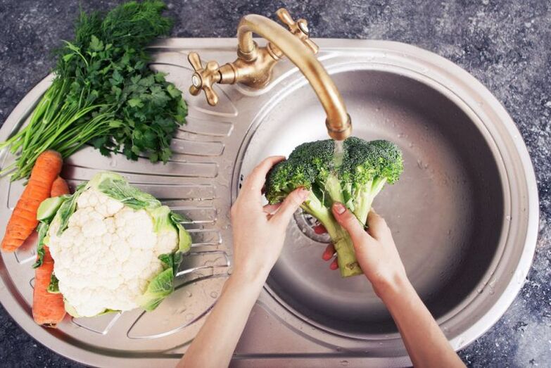 washing vegetables to prevent infection by worms